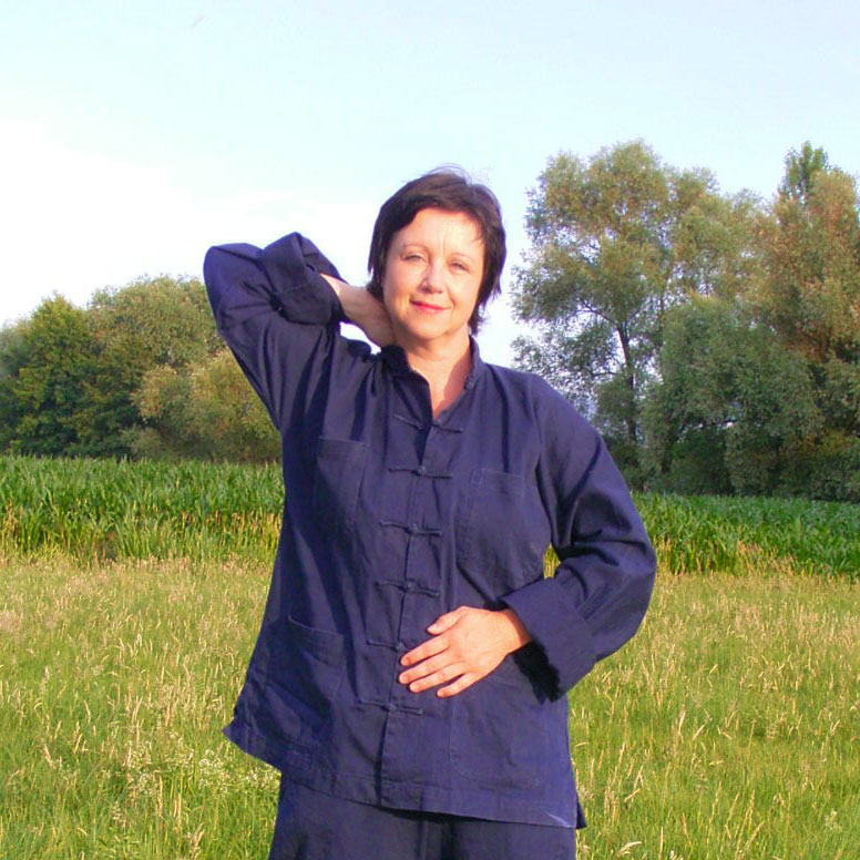 Regina de Rossi sitzt in Nordsee-Dünen